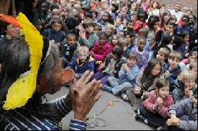 RAONI - Europe 2010, les coulisses d'un voyage, épisode 06 : LES ENFANTS DE L'ÉCOLE HOUDON
