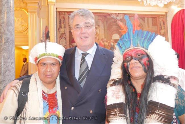 Natanael Vilharva Caceres, Jean-Paul Delevoye, et Valdelice Veron à l’Elysée le 20 juillet 2015 Natanael Vilharva Caceres, Jean-Paul Delevoye, et Valdelice Veron à l’Elysée le 20 juillet 2015