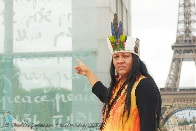 Valdelice Veron devant le Mur de la Paix à Paris le 19 juillet 2015 Valdelice Veron devant le Mur de la Paix à Paris le 19 juillet 2015