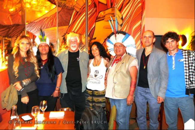 Yana Rusinovich, Valdelice Veron, Paul Watson, Lamya Essemlali, Natanael Vilharva Caceres, Gert-Peter Bruch et Hugo Charbonnier au Très Honoré le 22 juillet 2015 Yana Rusinovich, Valdelice Veron, Paul Watson, Lamya Essemlali, Natanael Vilharva Caceres, Gert-Peter Bruch et Hugo Charbonnier au Très Honoré le 22 juillet 2015