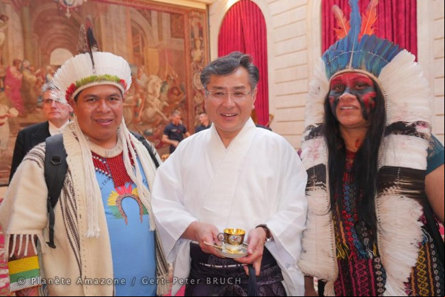 Natanael Vilharva Caceres, Takayuki Ashizu et Valdelice Veron à l’Elysée le 20 juillet 2015 Natanael Vilharva Caceres, Takayuki Ashizu et Valdelice Veron à l’Elysée le 20 juillet 2015