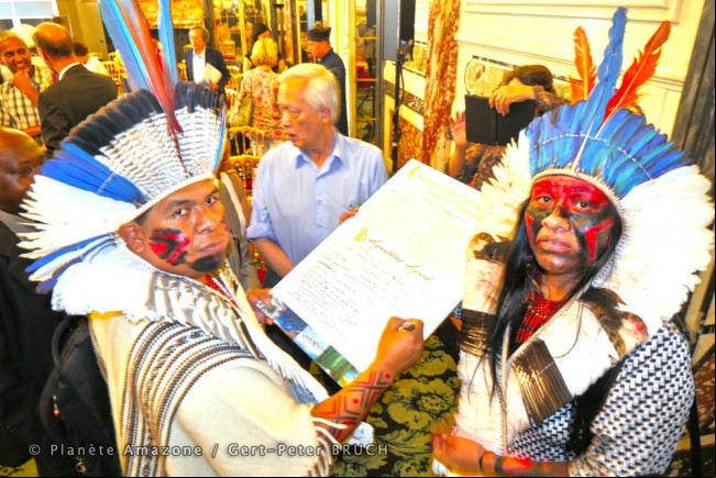 Valdelice Veron et Natanael Vilharva Caceres signent l’appel des consciences Valdelice Veron et Natanael Vilharva Caceres signent l’appel des consciences
