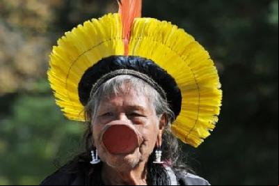 Brésil : le chef indien Raoni lance un cri d'alarme sur le sort de son peuple