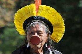 Brésil : le chef indien Raoni lance un cri d'alarme sur le sort de son peuple