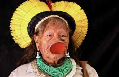 Le Cacique RAONI rencontre les lecteurs du journal METRO :