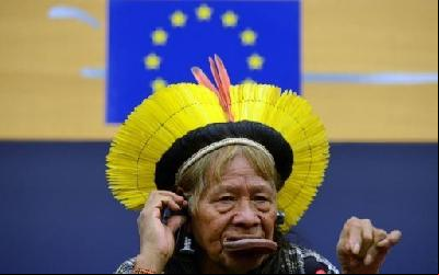 Eva Joly, en soutien à Raoni, prend la défense des peuples autochtones d’Amazonie.