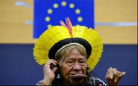 Eva Joly, en soutien à Raoni, prend la défense des peuples autochtones d’Amazonie.