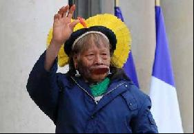 El Cacique Raoni consigue realizar su último viaje a Francia.