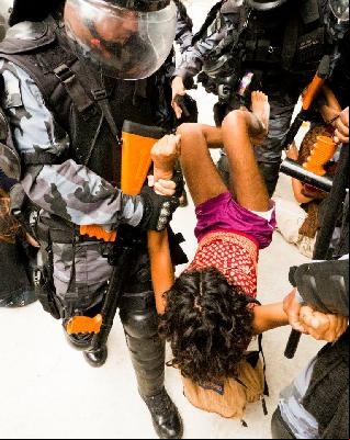 Coupe du monde 2014 : 15/12/2013, le scandale de la nouvelle expulsion violente d'indigènes de l'aldeia Maracanã