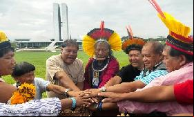 El Cacique Raoni Metuktire se une a los otros grandes jefes amazónicos para empezar la alianza de las centinelas del clima como preludio a la COP21