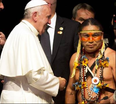 LE PAPE FRANÇOIS RENCONTRE UN LEADER GUARANI-KAIOWÁ, DONNANT UN COUP DE PROJECTEUR SUR UN PEUPLE INDIGÈNE DU BRÉSIL EN VOIE D'EXTERMINATION