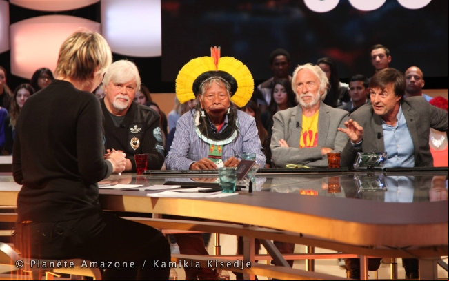 Paul Watson, le Cacique Raoni et Pierre Richard, sur le plateau du Grand Journal, le 4 décembre 2015